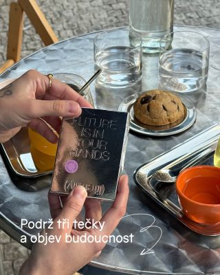 V rukách právě držíte naši novinku.💥 Konverzační karty Future. A takhle vypadají! #futureisinyourhands